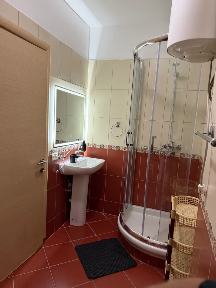 Tirane, jepet me qera apartament 1+1+Ballkon Kati 3, 71 m² 450 € (Pallati Ales)