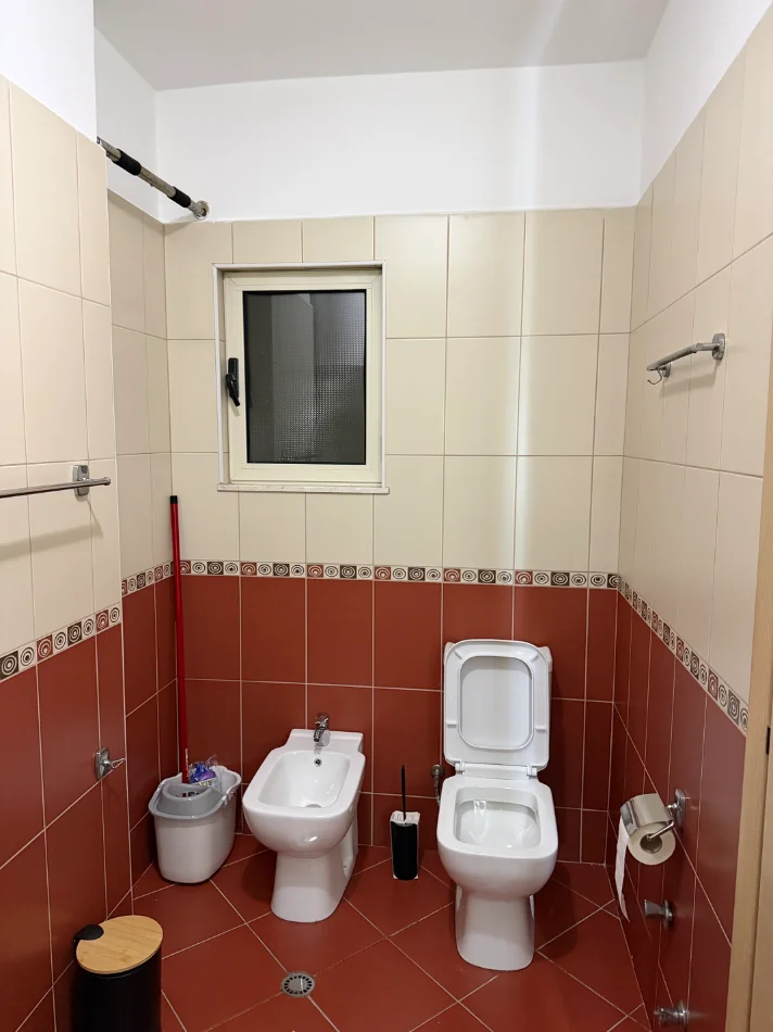Tirane, jepet me qera apartament 1+1+Ballkon Kati 3, 71 m² 450 € (Pallati Ales)