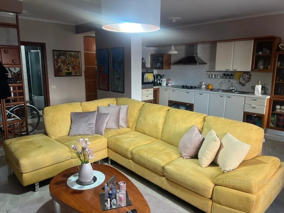 Tirane, jepet me qera apartament 2+1 Kati 3, 120 m² 1.200 € 