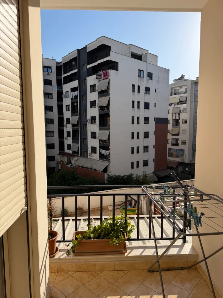 Tirane, jepet me qera apartament 1+1+Ballkon Kati 3, 71 m² 450 € (Pallati Ales)