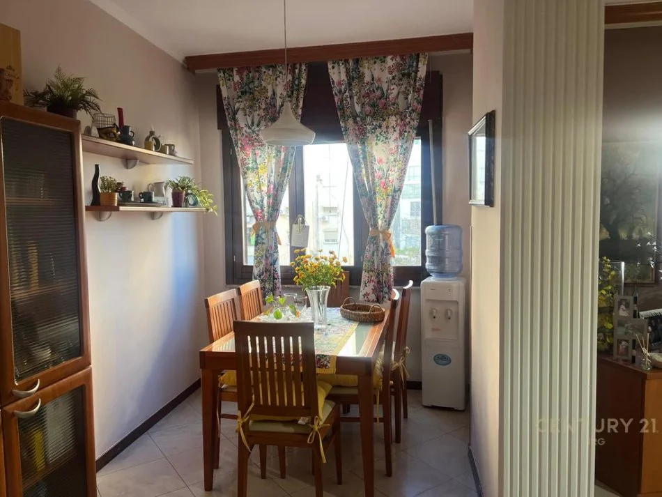 Tirane, jepet me qera apartament 2+1 Kati 3, 120 m² 1.200 € 