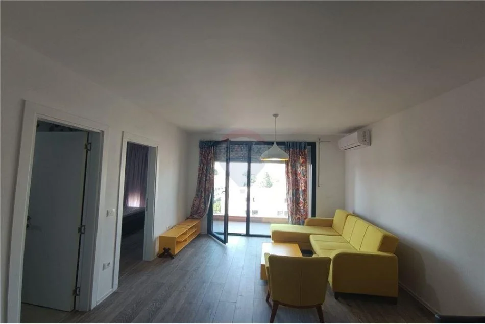 Tirane, jepet me qera apartament 1+1+Aneks+Ballkon Kati 5, 76 m² 450 € (kongresi i manastirit - Porcelan)