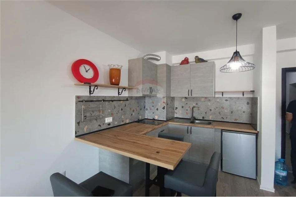 Tirane, jepet me qera apartament 1+1+Aneks+Ballkon Kati 5, 76 m² 450 € (kongresi i manastirit - Porcelan)