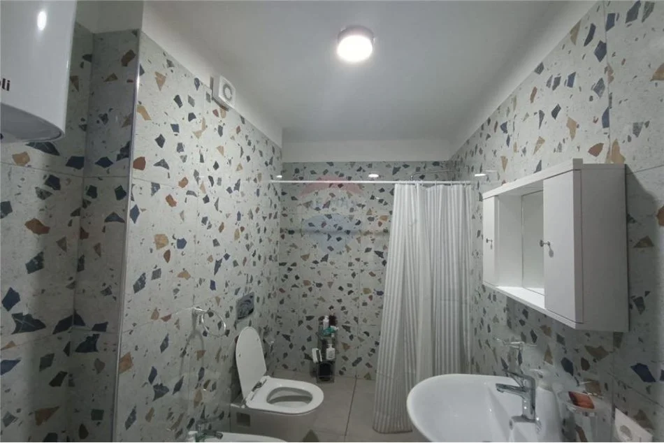 Tirane, jepet me qera apartament 1+1+Aneks+Ballkon Kati 5, 76 m² 450 € (kongresi i manastirit - Porcelan)