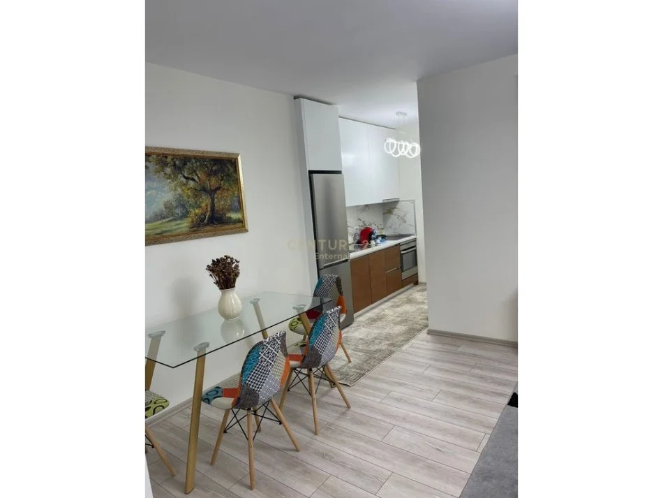 Tirane, jepet me qera apartament 1+1 Kati 8, 65 m² 1.000 € (Kompleksi Dinamo)