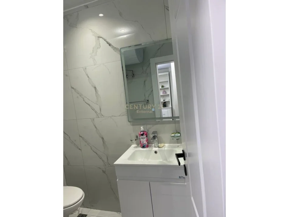 Tirane, jepet me qera apartament 1+1 Kati 8, 65 m² 1.000 € (Kompleksi Dinamo)