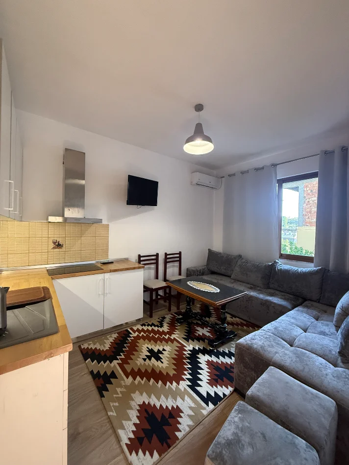 Tirane, jepet me qera apartament 1+1+Ballkon Kati 0, 80 m² 370 € (Collak)