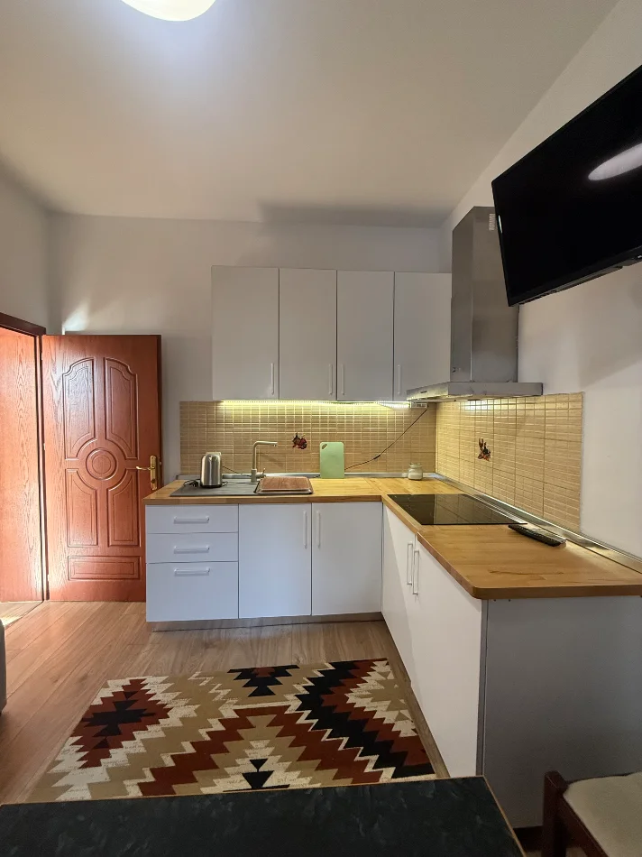 Tirane, jepet me qera apartament 1+1+Ballkon Kati 0, 80 m² 370 € (Collak)