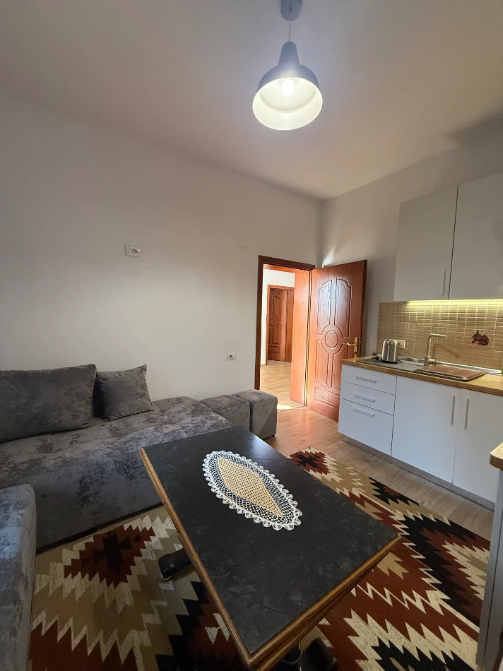 Tirane, jepet me qera apartament 1+1+Ballkon Kati 0, 80 m² 370 € (Collak)