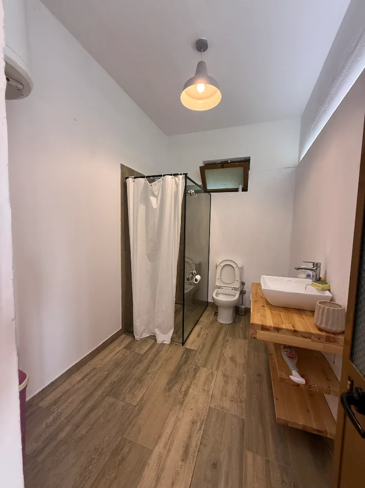 Tirane, jepet me qera apartament 1+1+Ballkon Kati 0, 80 m² 370 € (Collak)