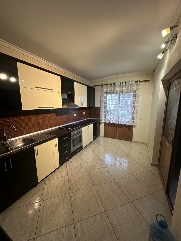 Tirane, jepet me qera apartament 3+1+Aneks+Ballkon Kati 3, 400 € 
