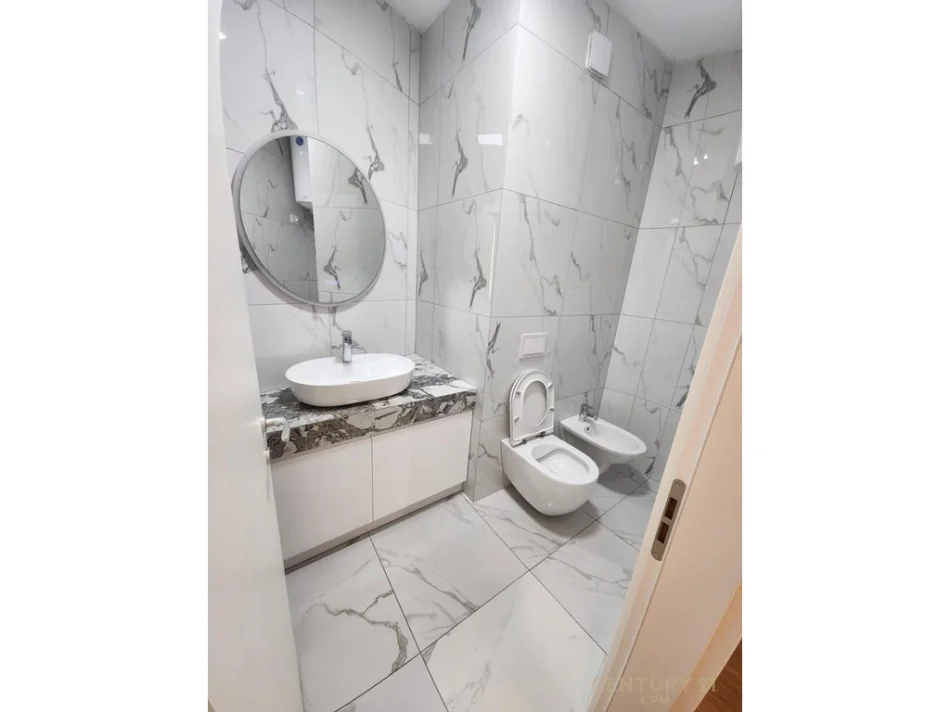 Tirane, jepet me qera apartament 2+1+Ballkon Kati 4, 113 m² 950 € 