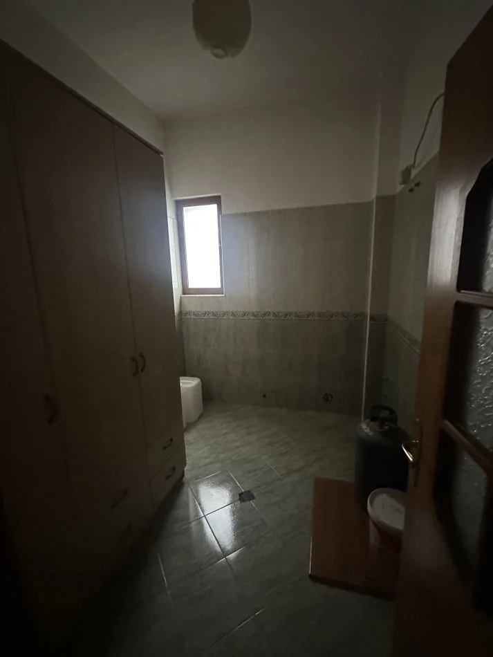 Tirane, jepet me qera apartament 3+1+Aneks+Ballkon Kati 3, 400 € 