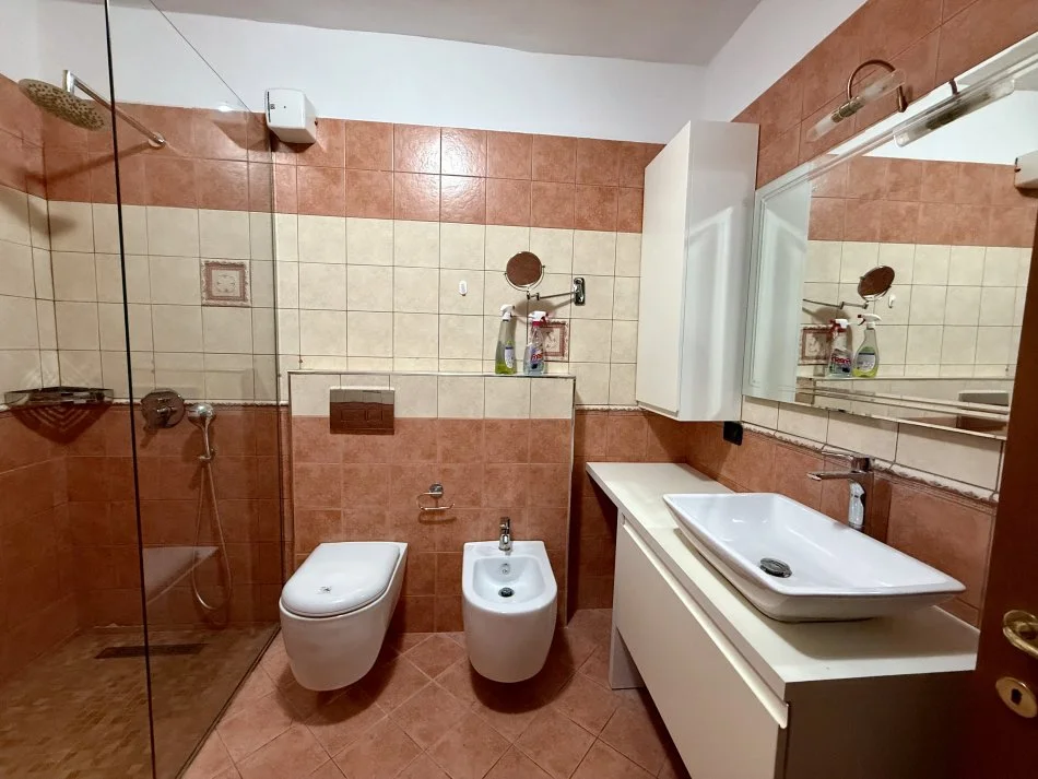 Tirane, jepet me qera apartament 2+1+Aneks+Ballkon Kati 5, 120 m² 750 € (Myslym shyri)