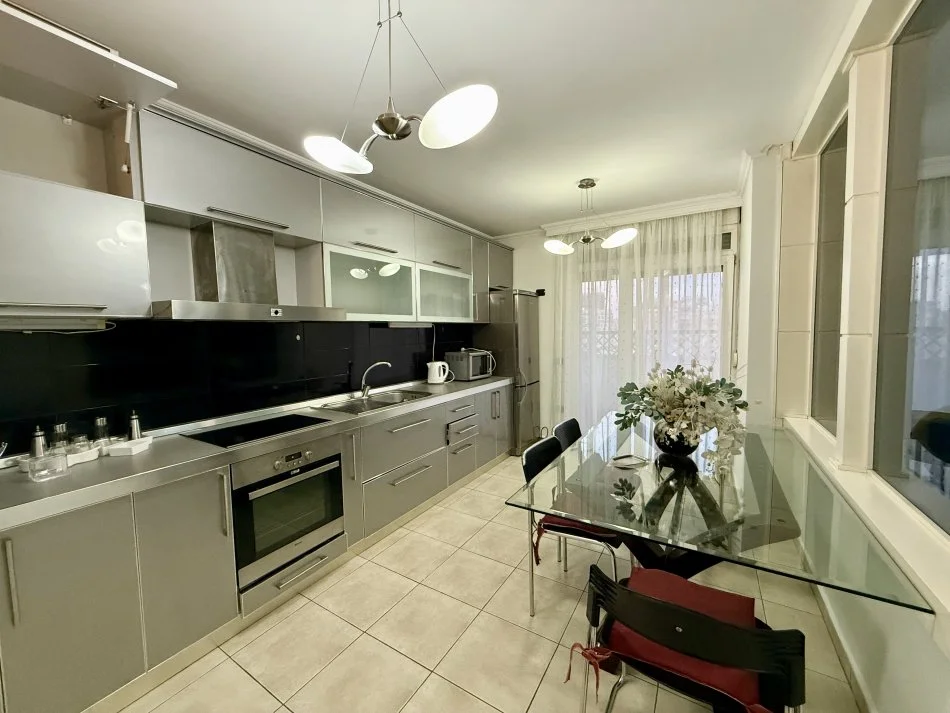 Tirane, jepet me qera apartament 2+1+Aneks+Ballkon Kati 5, 120 m² 750 € (Myslym shyri)