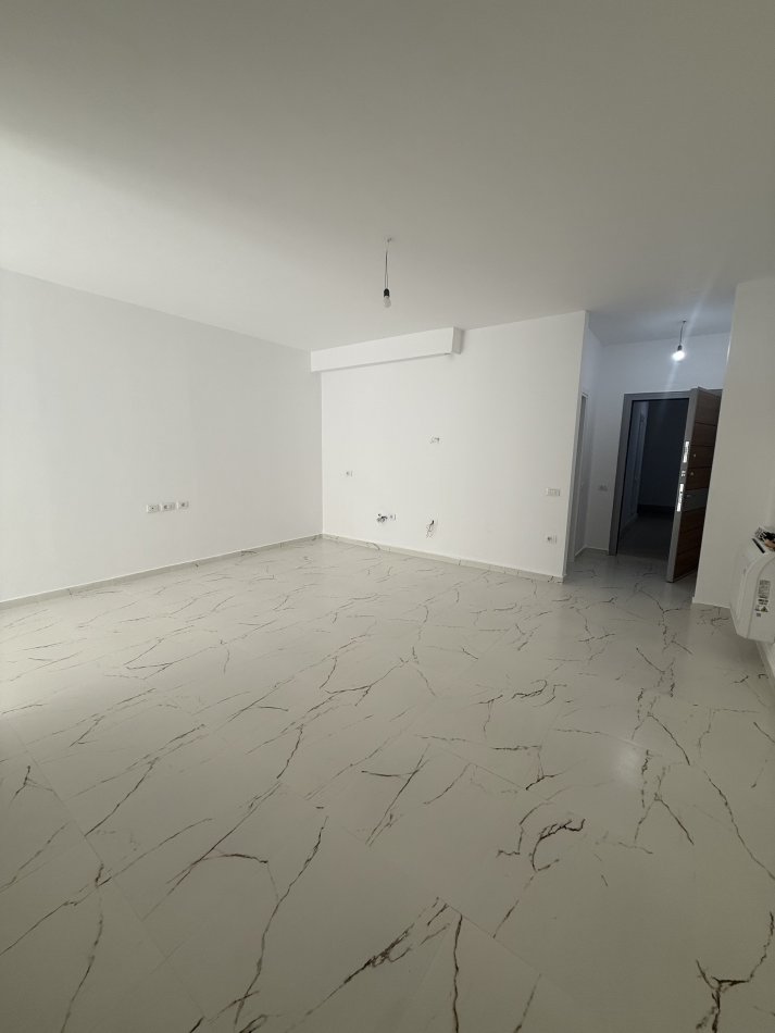 Tirane, jepet me qera ambjent biznesi Kati 1, 90 m² 1.300 € (Donika Center)