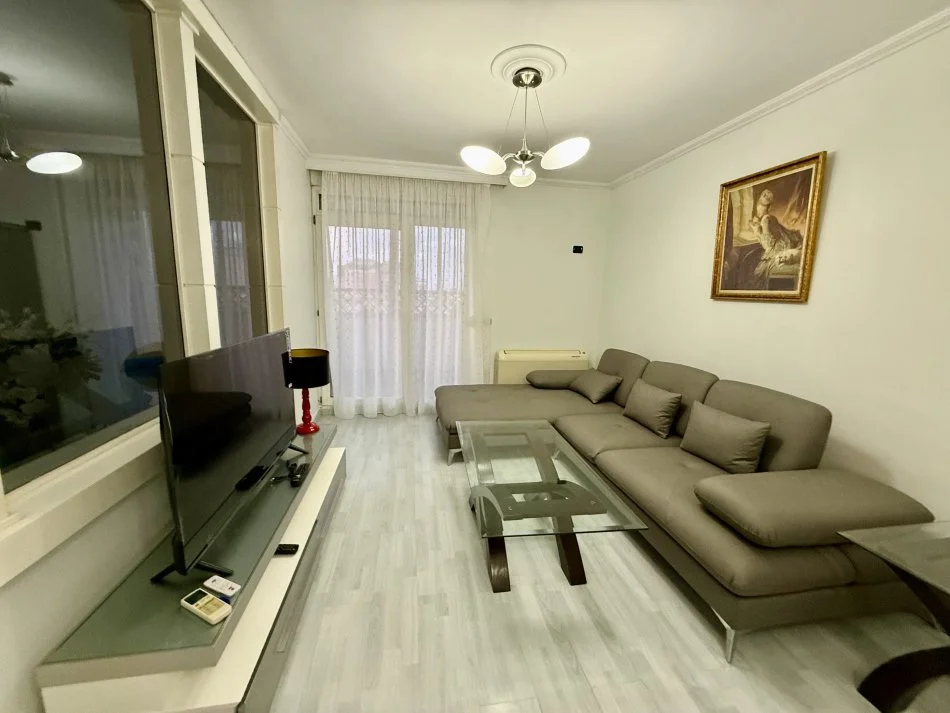 Tirane, jepet me qera apartament 2+1+Aneks+Ballkon Kati 5, 120 m² 750 € (Myslym shyri)