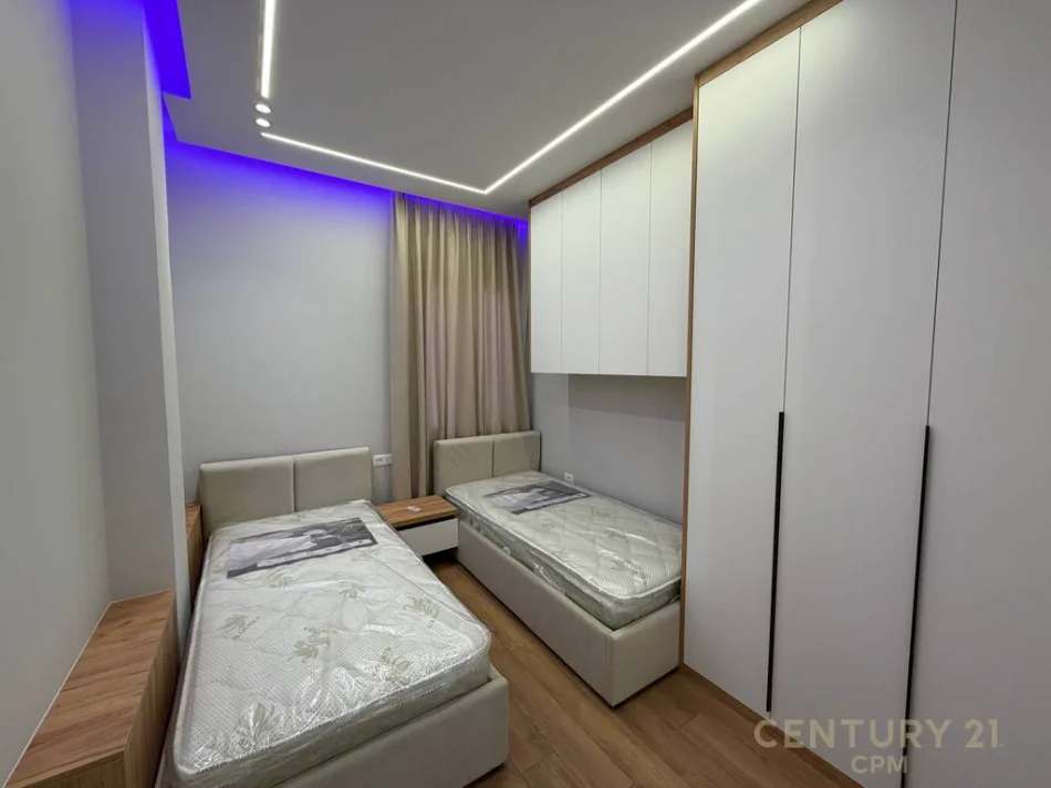 Tirane, jepet me qera apartament 2+1+Ballkon Kati 3, 85 m² 550 € 
