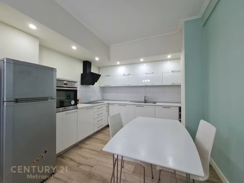 Tirane, jepet me qera apartament 1+1+Ballkon Kati 3, 75 m² 400 € 