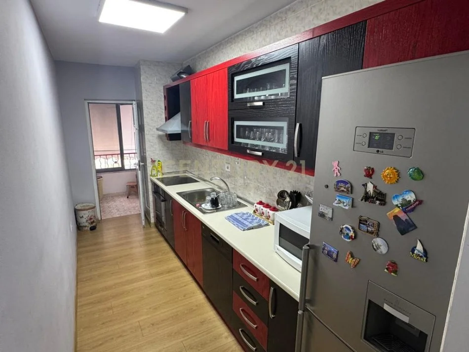 Tirane, jepet me qera apartament 2+1+Aneks+Ballkon Kati 2, 113 m² 700 € (Laprake)