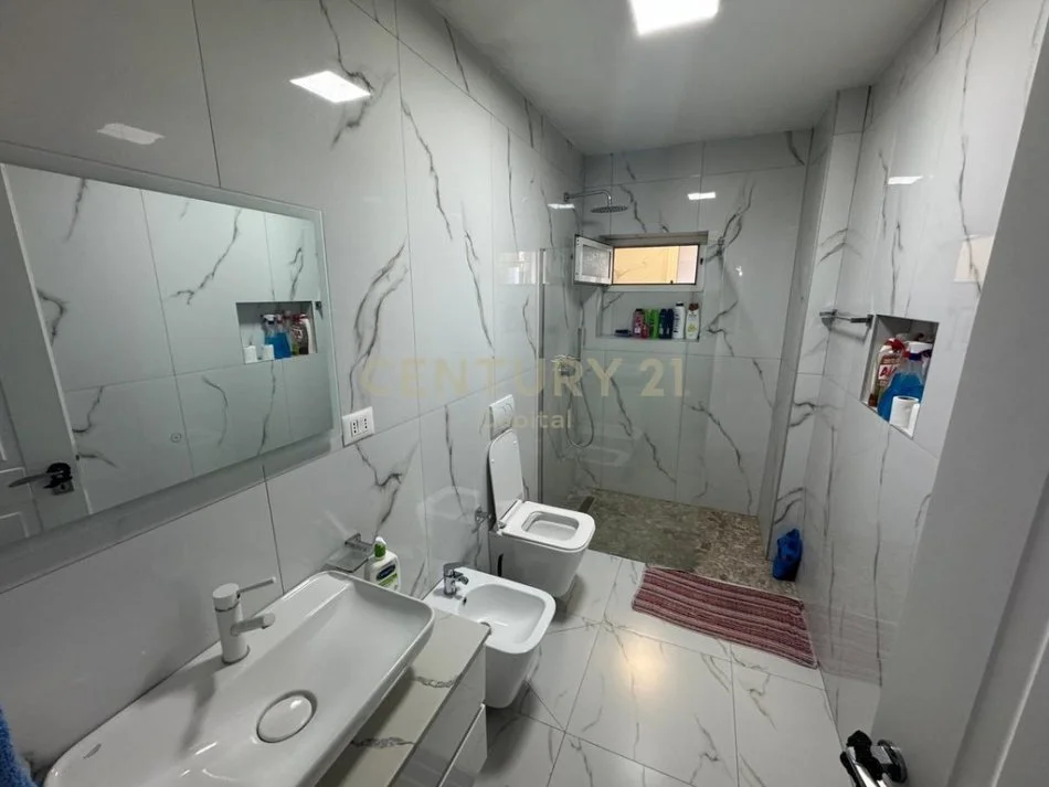 Tirane, jepet me qera apartament 2+1+Aneks+Ballkon Kati 2, 113 m² 700 € (Laprake)