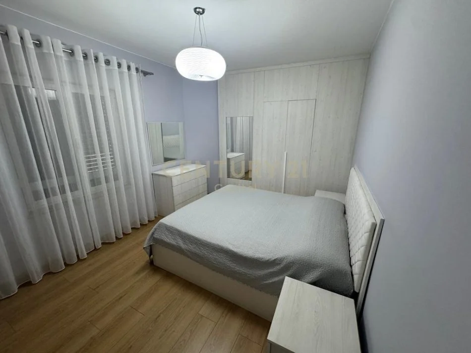 Tirane, jepet me qera apartament 2+1+Aneks+Ballkon Kati 2, 113 m² 700 € (Laprake)
