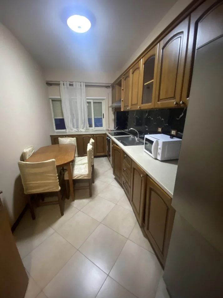 Tirane, jepet me qera apartament 2+1+Ballkon Kati 2, 120 m² 450 € (Rruga idriz dollaku)