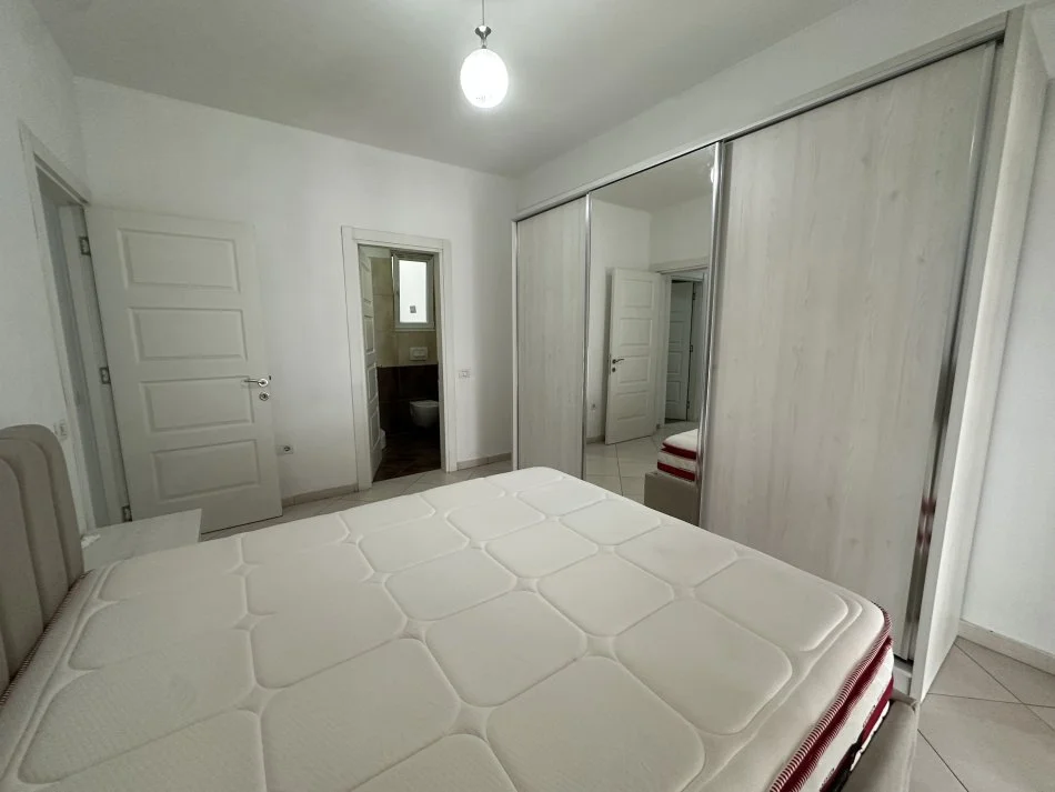 Tirane, jepet me qera apartament 2+1+Ballkon , 102 m² 50000 Lek (Rruga 5 maji)