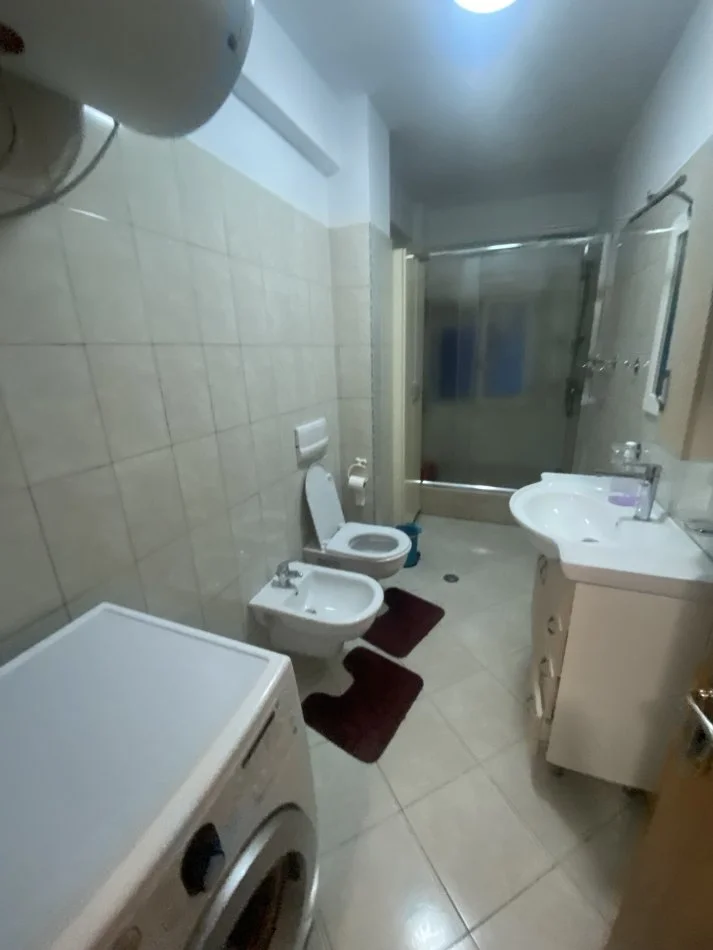 Tirane, jepet me qera apartament 2+1+Ballkon Kati 2, 120 m² 450 € (Rruga idriz dollaku)