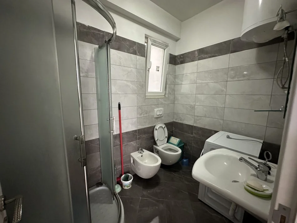 Tirane, jepet me qera apartament 2+1+Ballkon , 102 m² 50000 Lek (Rruga 5 maji)