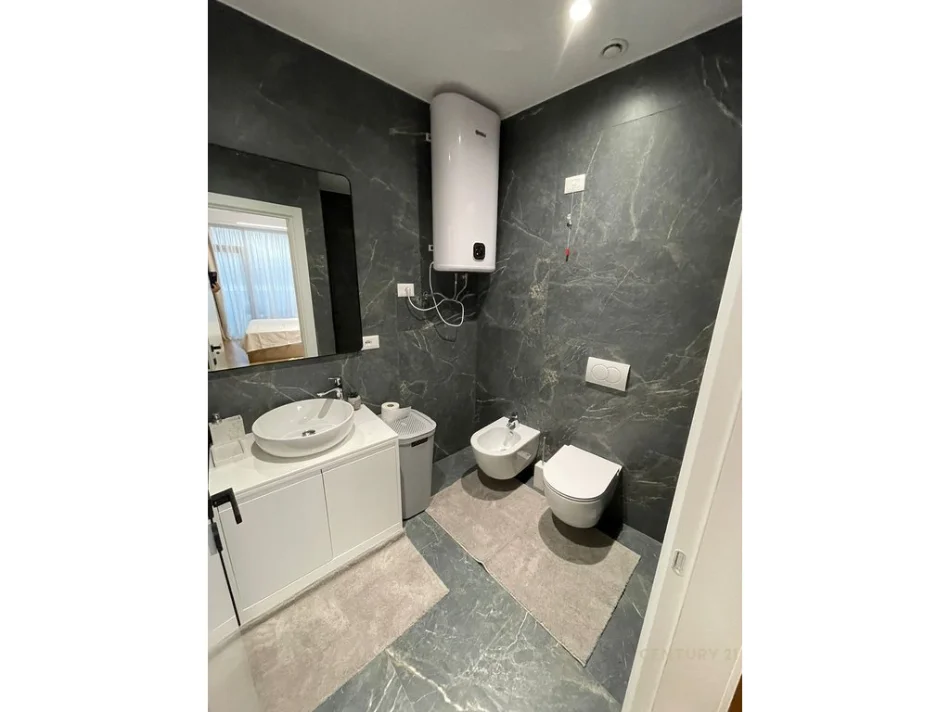 Tirane, jepet me qera apartament 2+1+Ballkon Kati 8, 126 m² 1.800 € 