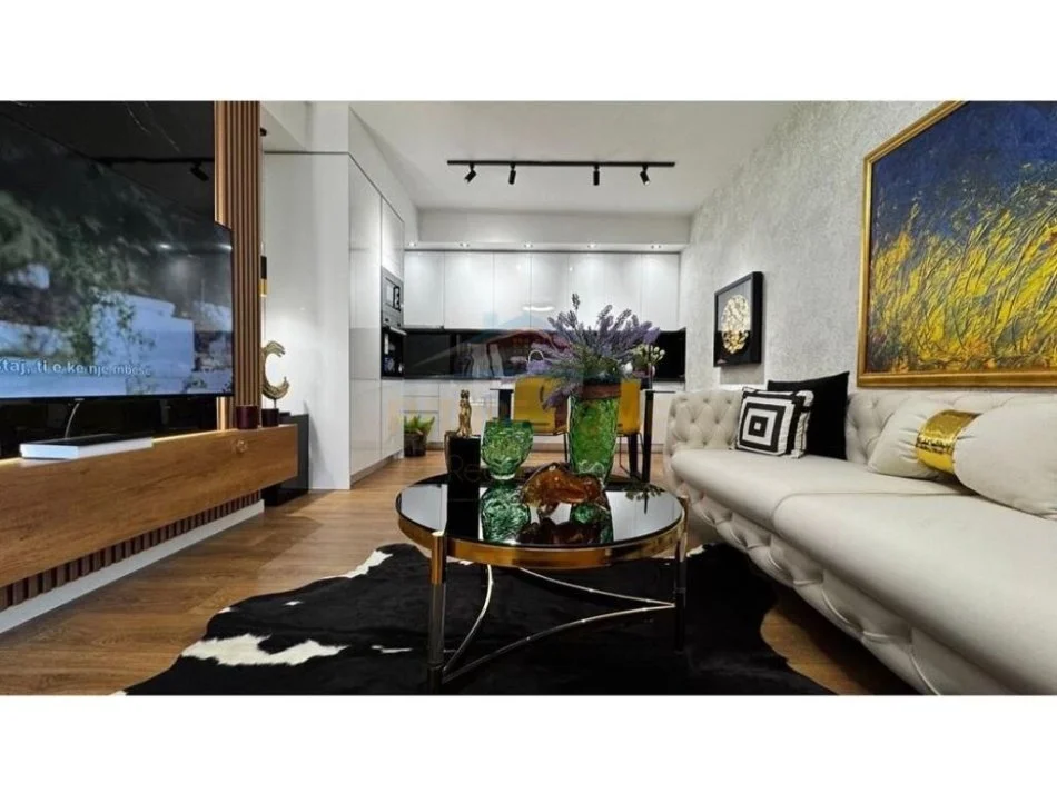 Tirane, shitet apartament 1+1+Ballkon , 66 m² (Komuna e Parisit)