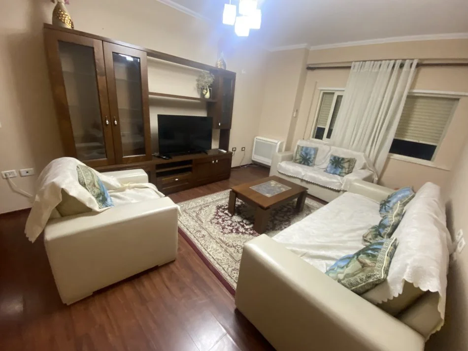 Tirane, jepet me qera apartament 2+1+Ballkon Kati 2, 120 m² 450 € (Rruga idriz dollaku)