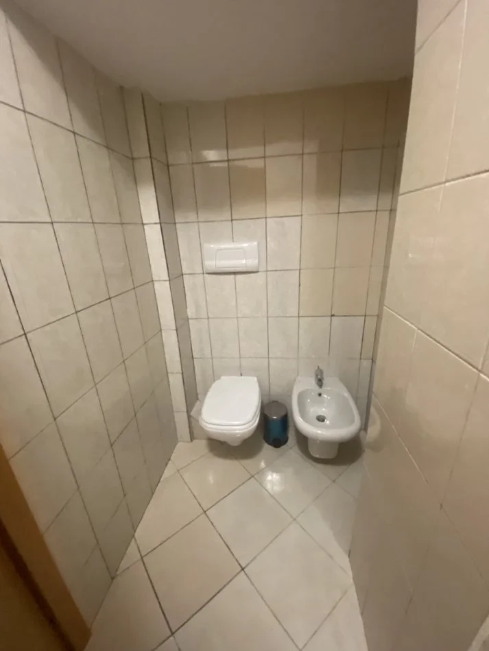 Tirane, jepet me qera apartament 2+1+Ballkon Kati 2, 120 m² 450 € (Rruga idriz dollaku)