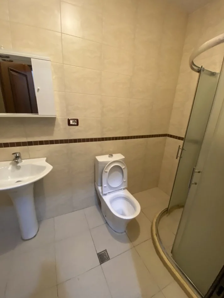 Tirane, jepet me qera apartament 1+1+Ballkon Kati 9, 65 m² 450 € (Rruga e kavajes)