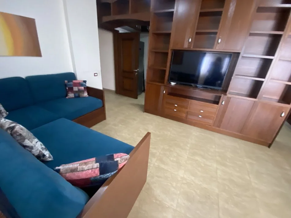Tirane, jepet me qera apartament 1+1+Ballkon Kati 9, 65 m² 450 € (Rruga e kavajes)