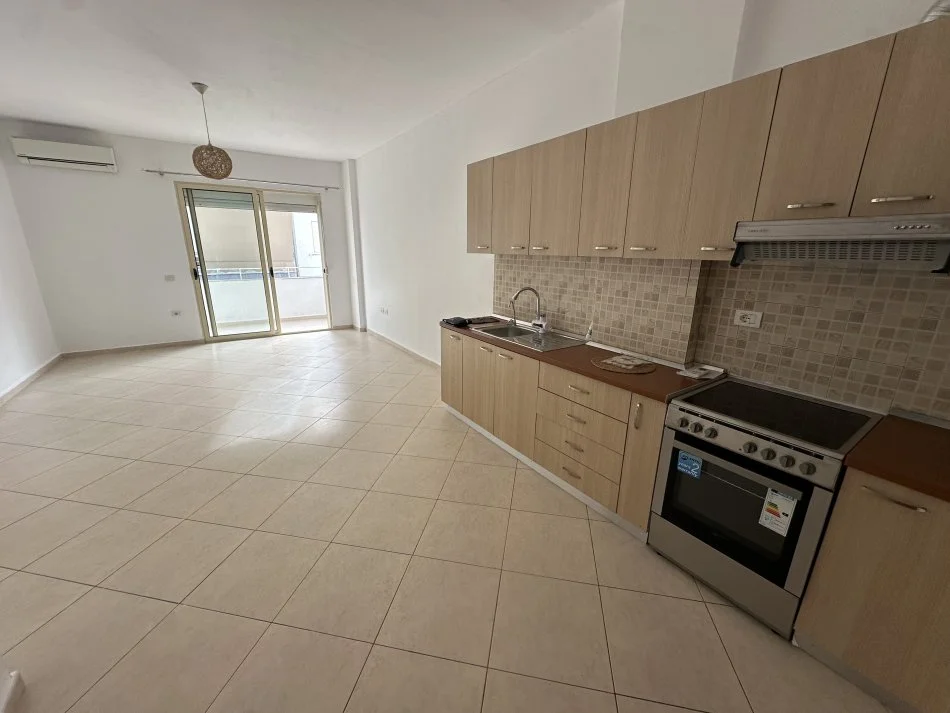 Tirane, jepet me qera apartament 1+1+Ballkon Kati 4, 73 m² 420 € (Rruga Bilal Sina)