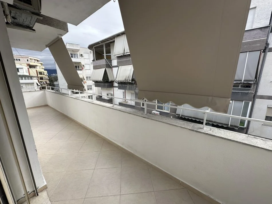 Tirane, jepet me qera apartament 1+1+Ballkon Kati 4, 73 m² 420 € (Rruga Bilal Sina)