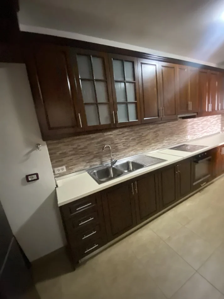 Tirane, jepet me qera apartament 1+1+Ballkon Kati 9, 65 m² 450 € (Rruga e kavajes)