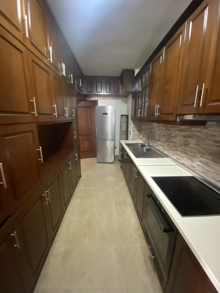 Tirane, jepet me qera apartament 1+1+Ballkon Kati 9, 65 m² 450 € (Rruga e kavajes)