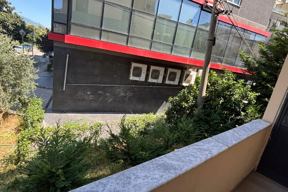 Tirane, jepet me qera garsonier 1+1 Kati 2, 25 m² 220 € (Bujar Bishanaku Tirane Laprake)
