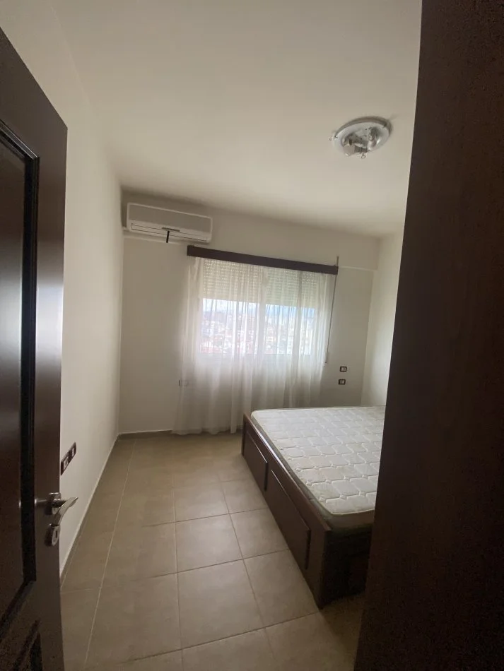 Tirane, jepet me qera apartament 1+1+Ballkon Kati 9, 65 m² 450 € (Rruga e kavajes)