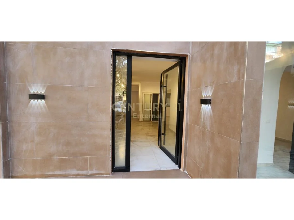 Tirane, jepet me qera ambjent biznesi Kati 0, 70 m² 2.000 € 