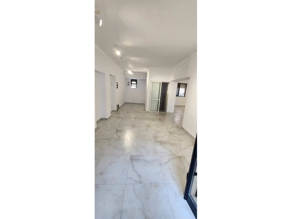Tirane, jepet me qera ambjent biznesi Kati 0, 70 m² 2.000 € 