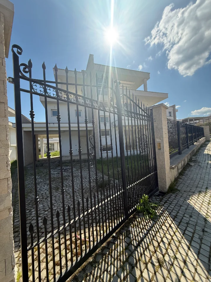 Tirane, shitet Vile 3 Katshe Kati 3, 342 m² 650000 €