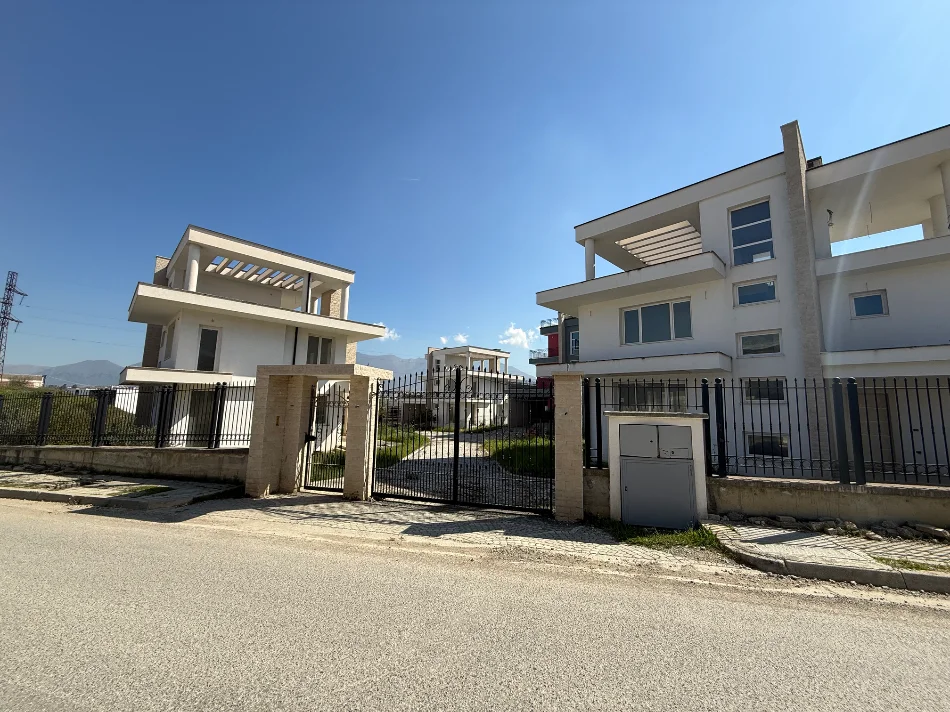 Tirane, shitet Vile 3 Katshe Kati 3, 342 m² 650000 €