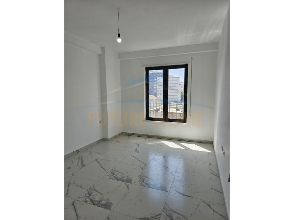 Tirane, jepet me qera apartament 2+1+2 Kati 5, 100 m² 600 € (Stacioni i Trenit)