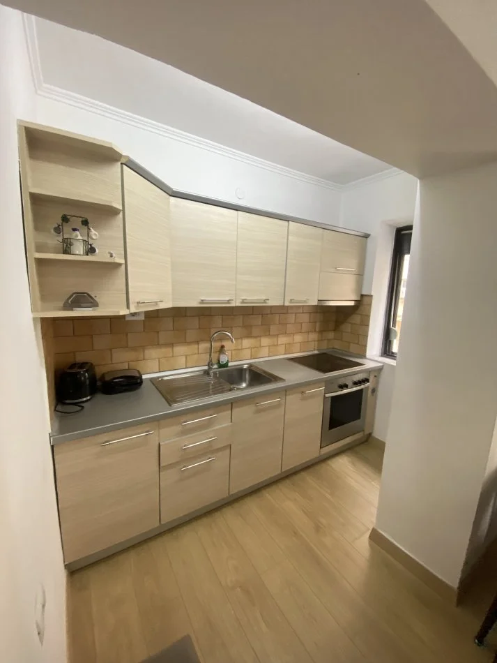Tirane, jepet me qera apartament 1+1 Kati 2, 60 m² 550 € (Rruga besim imami)