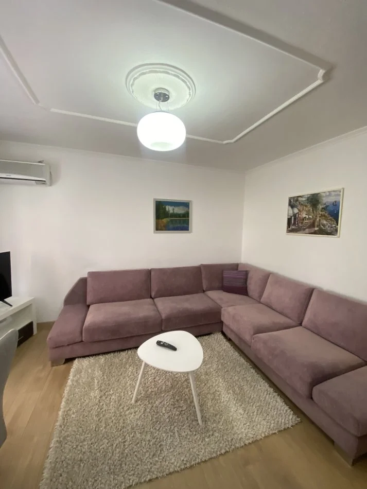Tirane, jepet me qera apartament 1+1 Kati 2, 60 m² 550 € (Rruga besim imami)