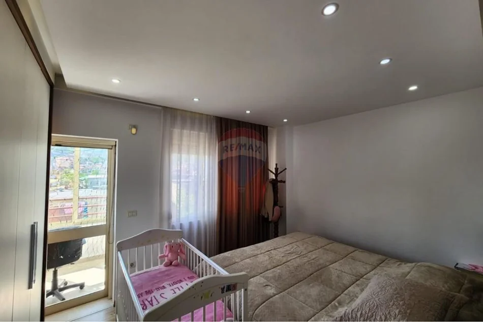 Tirane, shitet apartament 2+1+Ballkon , 74 m² 162.500 € (Perball Deliorgjit)